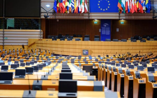 Europos Parlamente bręsta naujas konfliktas: dešinieji kaltina Briuselį kišimusi į rinkimus