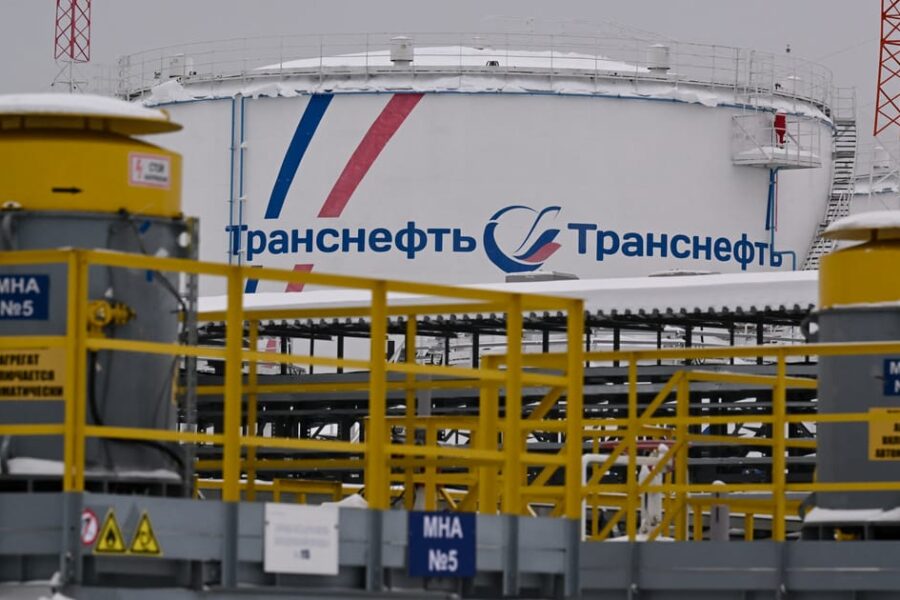 Londono sankcijos smogė Rusijai, bet „Družba“ liko neliečiama, kas čia vyksta?