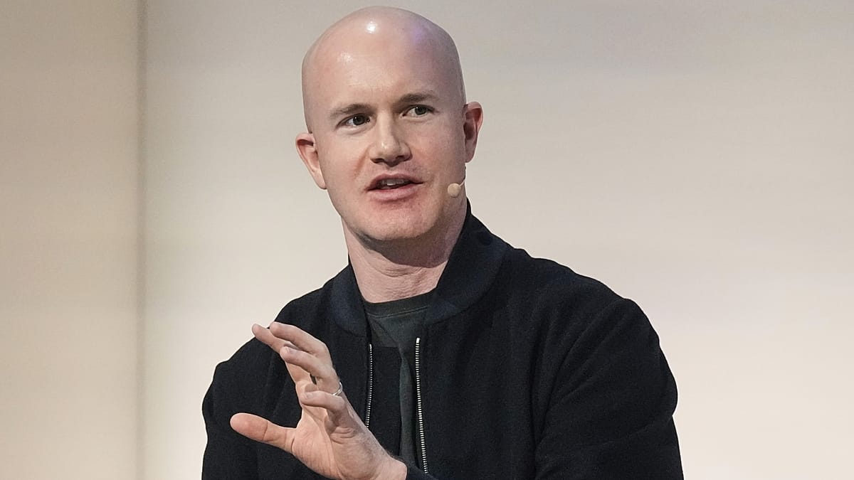 Kriptovaliutų nuosmukis kirto milijardieriui: „Coinbase“ vadovas iškrito iš turtingiausiųjų 500-uko