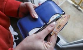 Pinigai ir debeto kortelė. Mariaus Morkevičiaus (ELTA) nuotr.