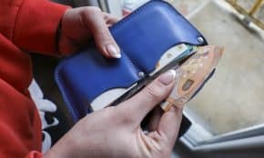 Pinigai ir debeto kortelė. Mariaus Morkevičiaus (ELTA) nuotr.