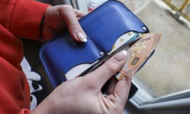 Pinigai ir debeto kortelė. Mariaus Morkevičiaus (ELTA) nuotr.