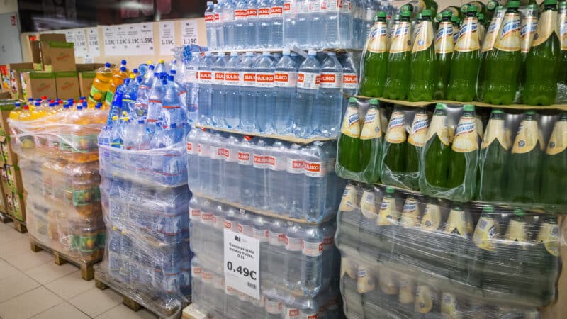 Į užstato sistemą siūlys įtraukti alkoholinių ir nealkoholinių gėrimų tarą, konservuotų maisto produktų pakuotes
