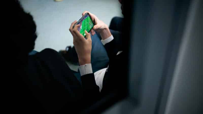 Telefonai pamokose: štai kodėl vienas įstatymas gali sukelti daugiau problemų nei naudos