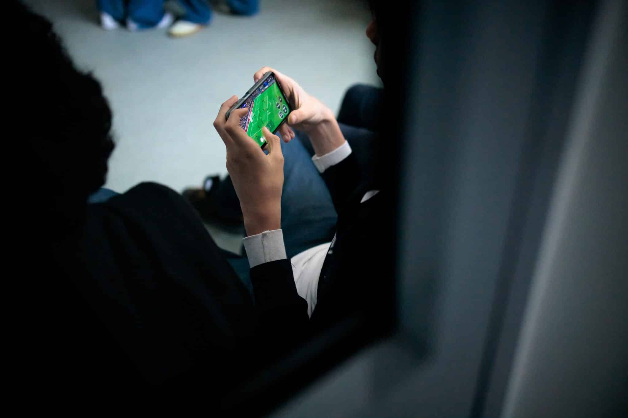 Telefonai pamokose: štai kodėl vienas įstatymas gali sukelti daugiau problemų nei naudos