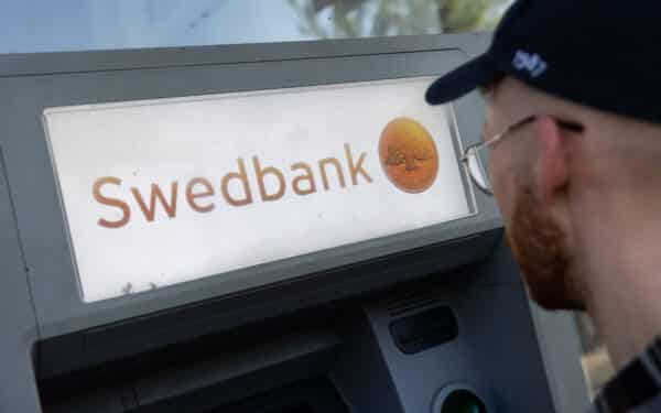 Nebeišsiimsite grynųjų pinigų: bankomatai dingsta, o grynųjų išsiimti – vis sunkiau