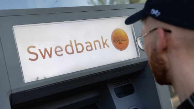 Nebeišsiimsite grynųjų pinigų: bankomatai dingsta, o grynųjų išsiimti – vis sunkiau
