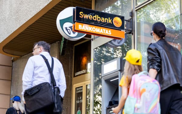 „Swedbank“ skelbia apie svarbius pokyčius: suklusti turėtų besinaudojantys bankomatais