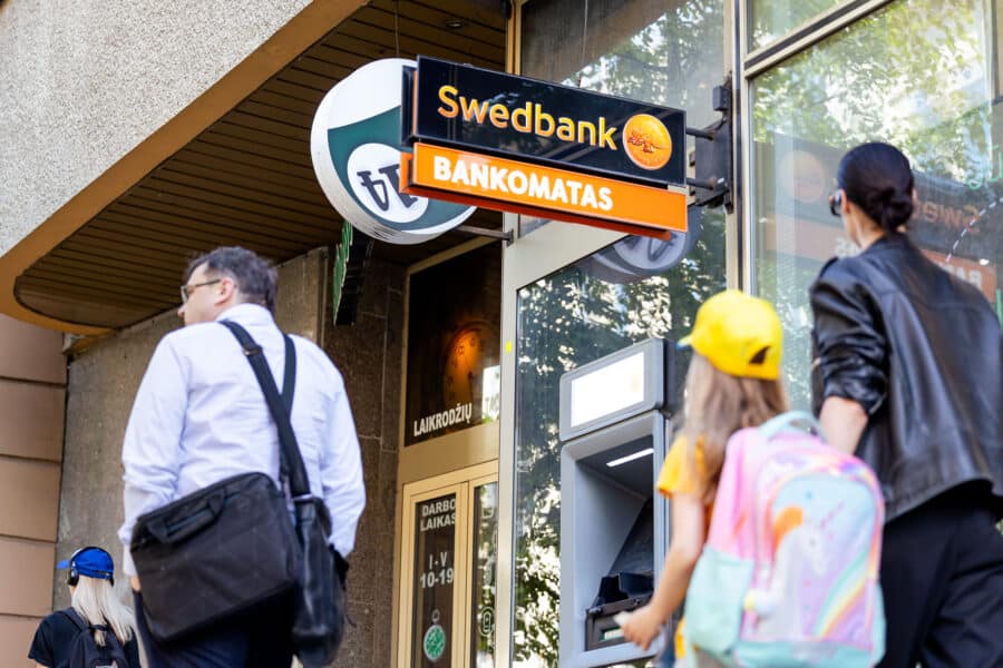 „Swedbank" bankomatas. ELTA / Andrius Ufartas nuotr.