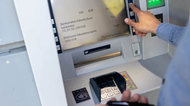 Bankai įspėja gyventojus: dėl šios priežasties bankomatas paliks jus be pinigų