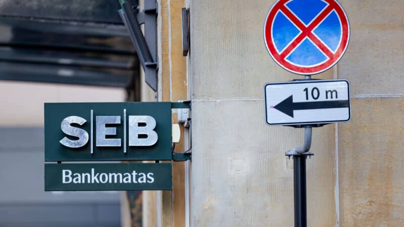 Pamirškite apie grynuosius pinigus: bankomatų mažėjimas kelia vis daugiau klausimų