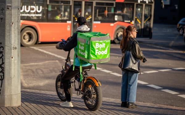 Ar tikrai reikia deklaruoti pajamas? Suklusti privalo „Bolt“ pavėžėjai ir „Vinted“ pardavėjai