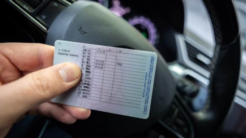Siūlymas Seime: alimentų nemokantiems tėvams grėstų vairuotojo pažymėjimo ir kitų leidimų sustabdymas