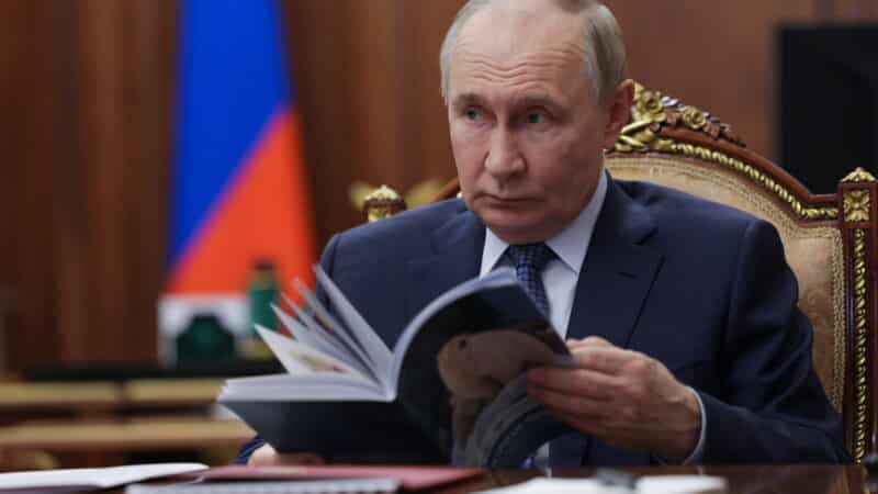 Putinas išreiškė užuojautą dėl Chamenei žūties, į tai sureagavo ir Ukraina