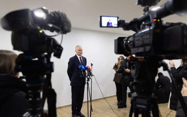 Prezidentas: degalų kainos „lubas“ įveda tos valstybės, kuriose „ant nosies“ rinkimai