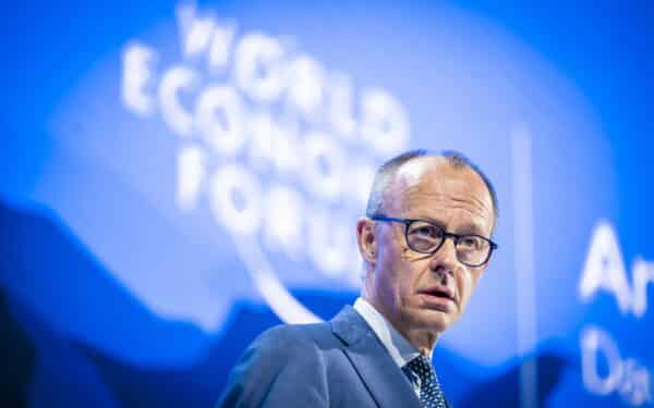 Vokietijos koalicija skyla: SPD siūlo degalų kainų „lubas”, kancleris F. Merzas priešinasi