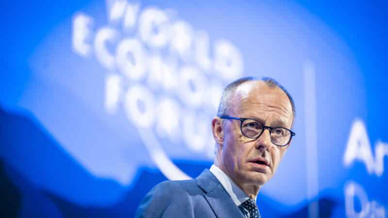 Vokietijos koalicija skyla: SPD siūlo degalų kainų „lubas”, kancleris F. Merzas priešinasi