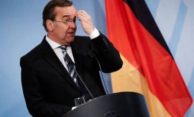 Borisas Pistorius. EPA/CLEMENS BILAN