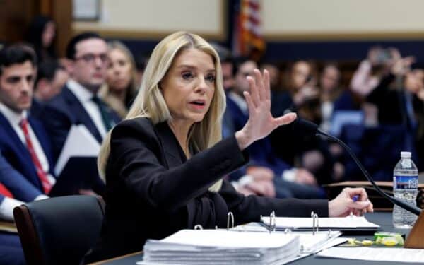 Kongrese įsiplieskė konfliktas: Bondi kaltinama dangstymu Epsteino byloje