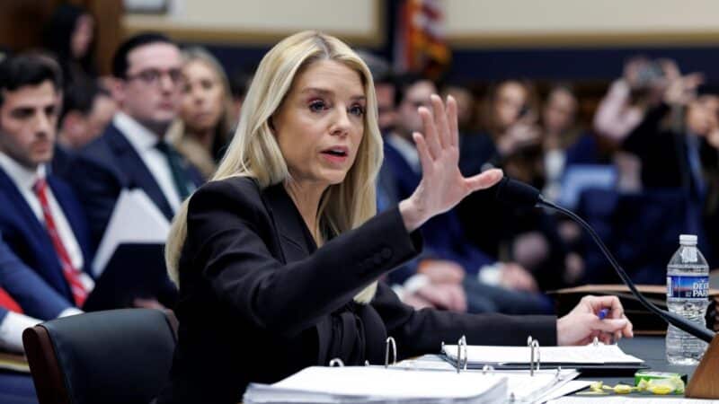 Kongrese įsiplieskė konfliktas: Bondi kaltinama dangstymu Epsteino byloje
