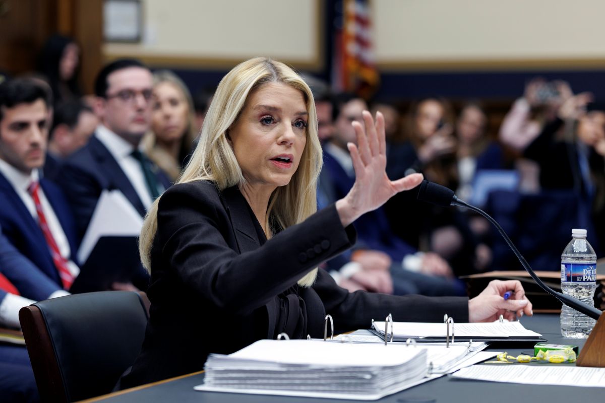 Kongrese įsiplieskė konfliktas: Bondi kaltinama dangstymu Epsteino byloje