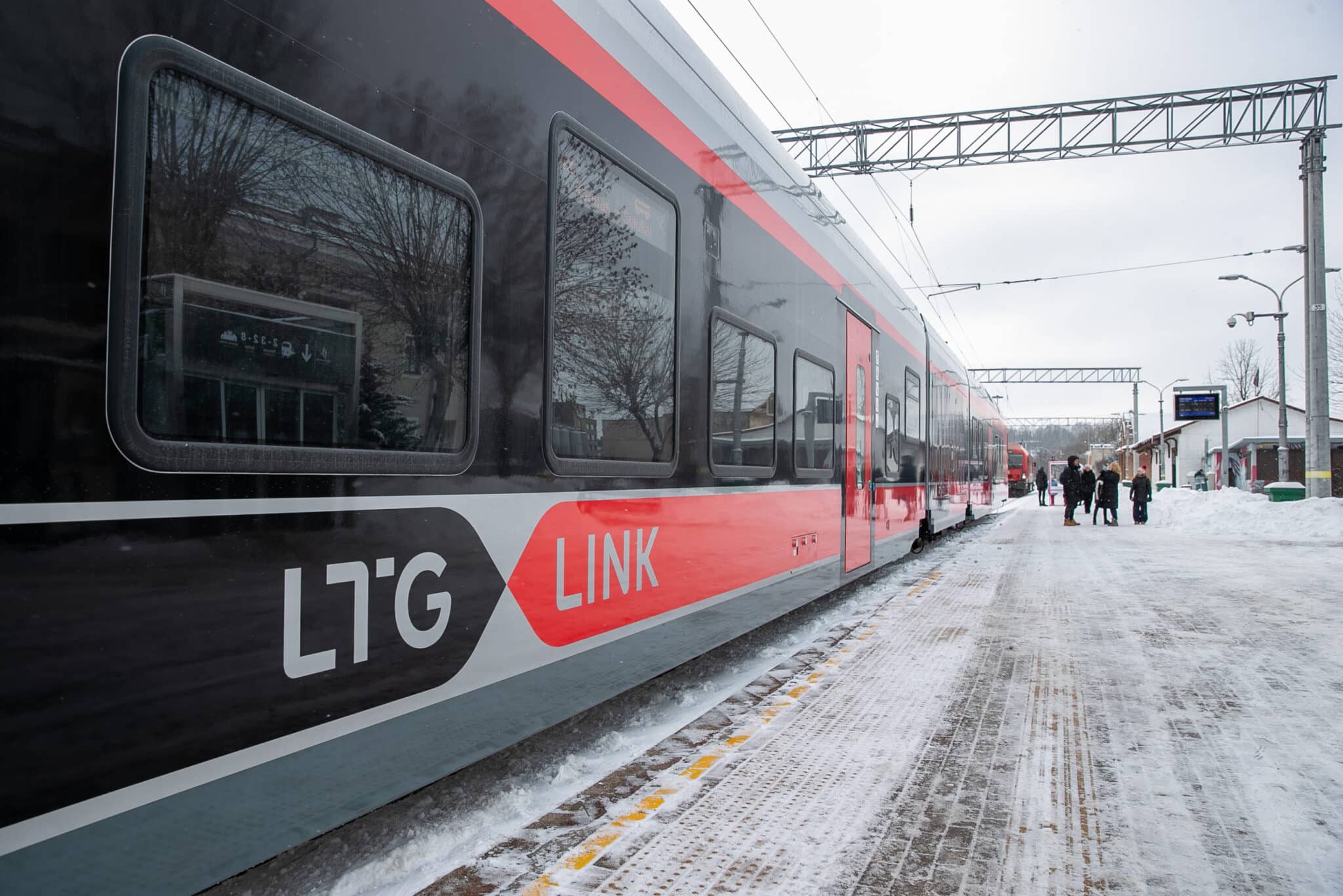 Geros žinios keliaujantiems: dėl augančių kuro kainų bilietai pinga perpus