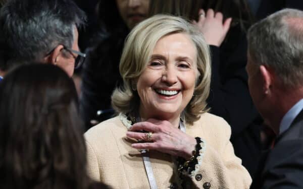 Hillary Clinton reikalauja, kad Trumpas duotų parodymus apie Epsteiną
