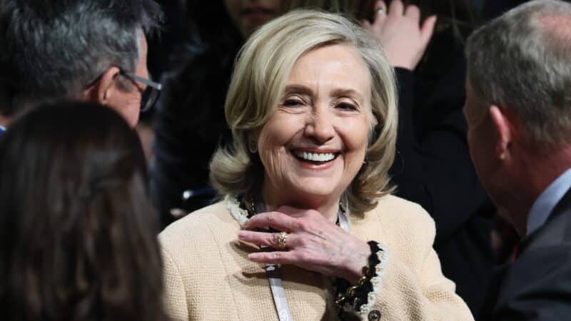Hillary Clinton reikalauja, kad Trumpas duotų parodymus apie Epsteiną