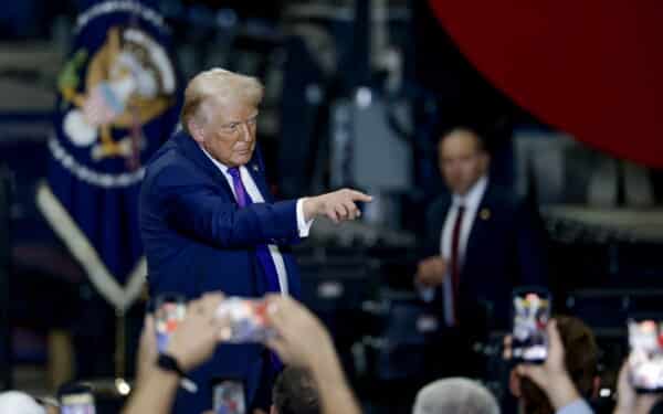 Trumpas paskelbė apie JAV pasaulinio tarifo padidinimą nuo 10 iki 15 procentų
