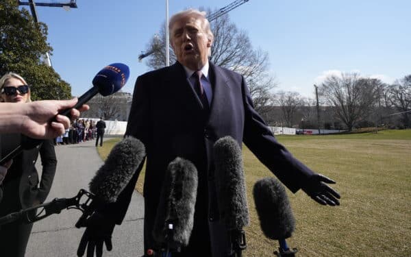 Naftos kainos šoka aukštyn, bet Trumpas nesijaudina dėl degalų kainų