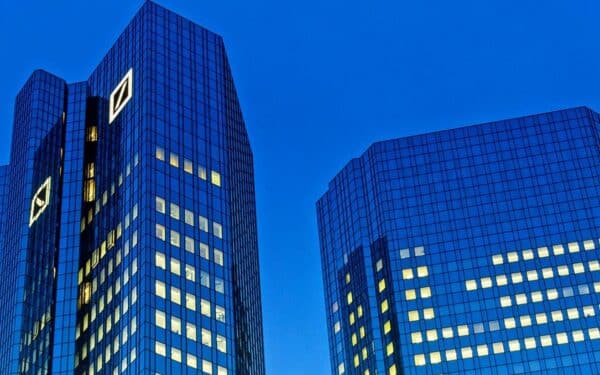 Skandalingas Epsteino šešėlis: spaudimas „Deutsche Bank“ tik stiprėja
