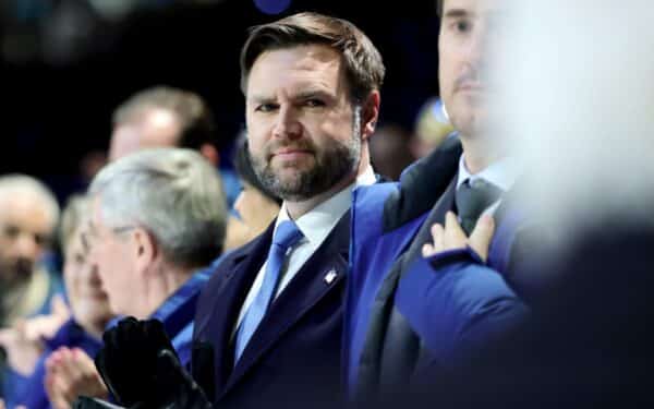 Vašingtono žinia: paragino iraniečius perimti valdžią, tačiau pabrėžia kitą prioritetą