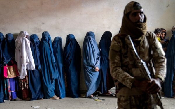 Talibanas įteisino moterų pavergimą: už pabėgimą nuo smurto gresia kalėjimas