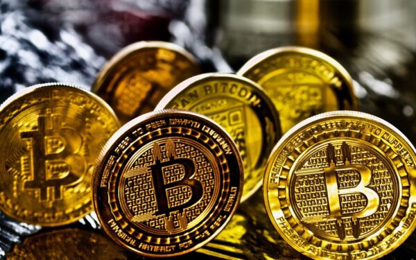 Bitcoin kaina šauna aukštyn: ar jau laikas pirkti? Analitikai perspėja apie vieną riziką