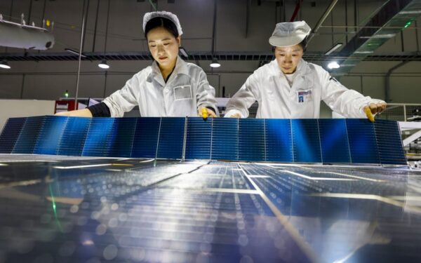 Naftos kainos kyla ir jau verčia taupyti: kodėl Kinija iš to gali laimėti daugiausia?