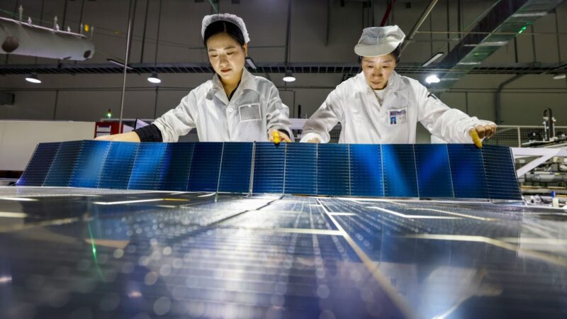 Naftos kainos kyla ir jau verčia taupyti: kodėl Kinija iš to gali laimėti daugiausia?