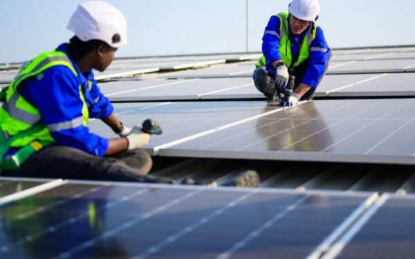 Karas Irane sukėlė netikėtą bumą: vartotojai masiškai renkasi naujas energijos alternatyvas