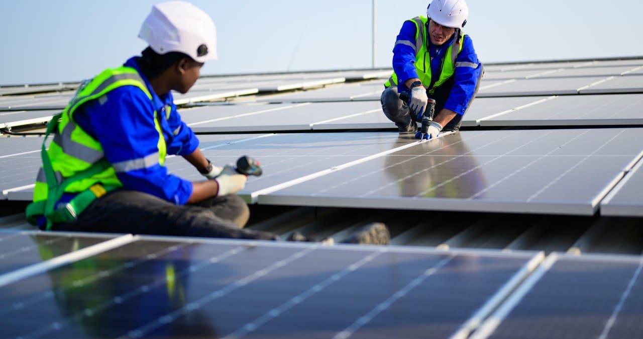 Karas Irane sukėlė netikėtą bumą: vartotojai masiškai renkasi naujas energijos alternatyvas