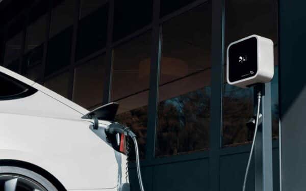 Ar kiekvienas gali taip gyventi? Namą maitina senos „Tesla“ baterijos