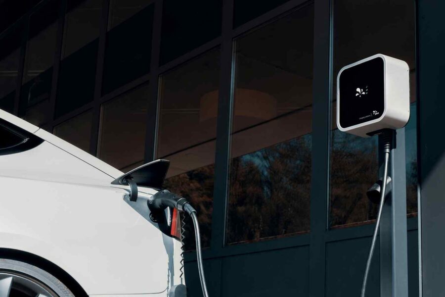 Ar kiekvienas gali taip gyventi? Namą maitina senos „Tesla“ baterijos