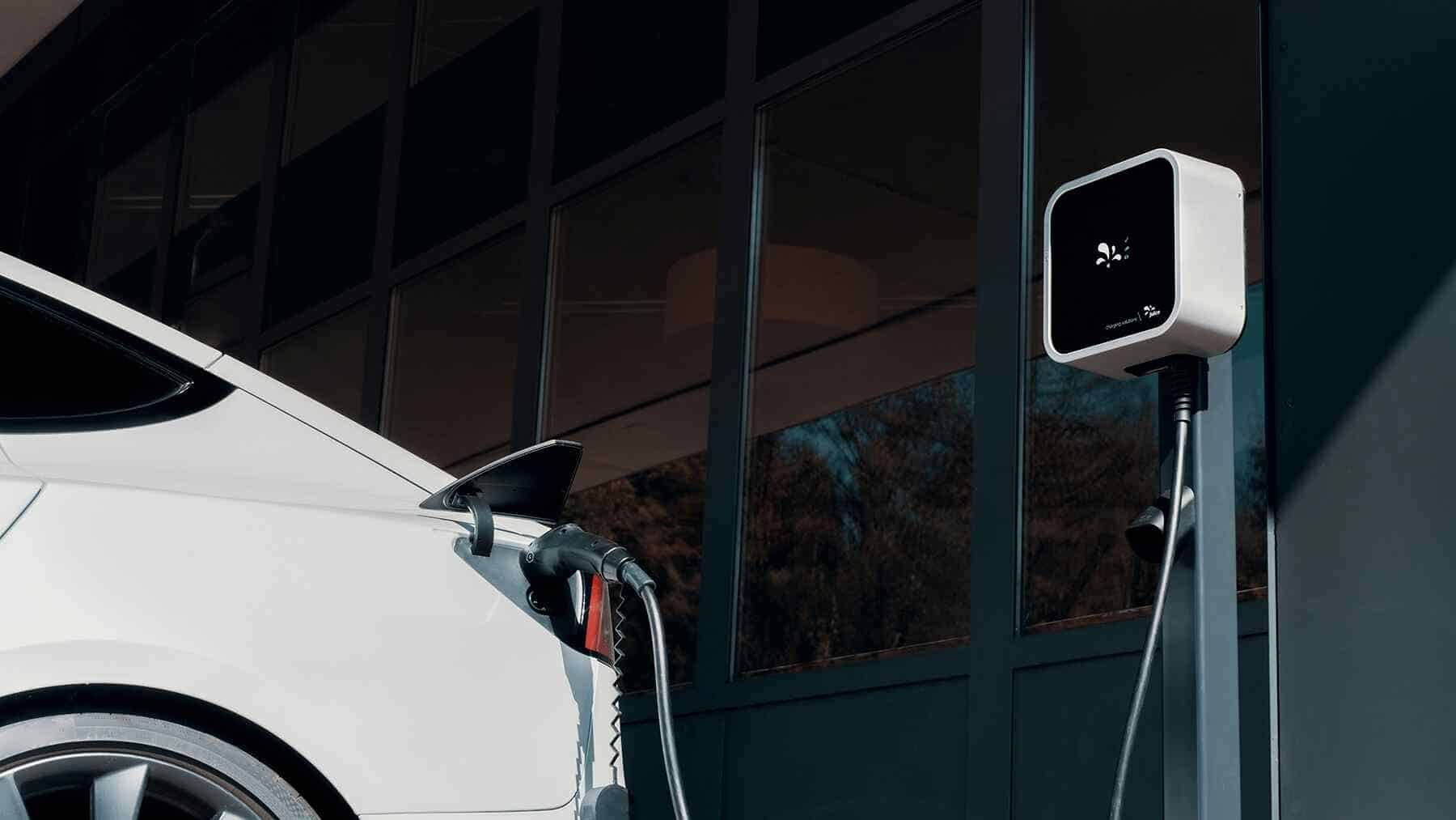 Ar kiekvienas gali taip gyventi? Namą maitina senos „Tesla“ baterijos