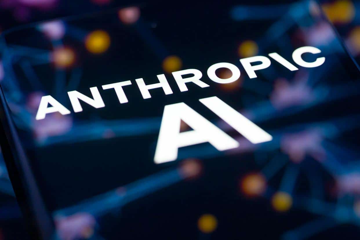 „Anthropic“ stos į teisinę kovą po JAV sprendimo įtraukti ją į juodąjį sąrašą