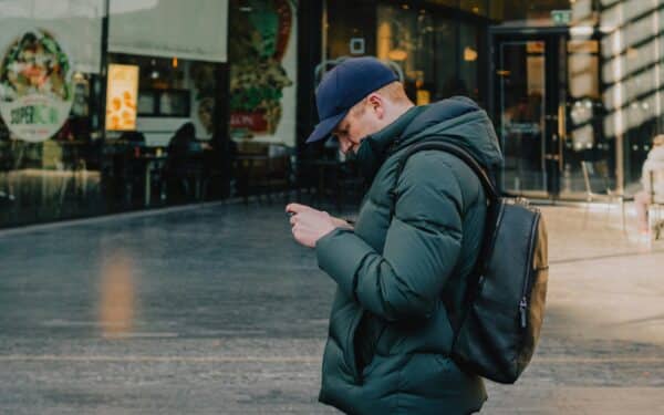 Naudojatės telefonu kavinėje ar viešajame transporte? Ekspertė įspėja apie retai aptariamą riziką