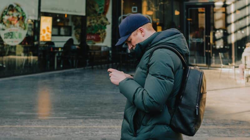 Naudojatės telefonu kavinėje ar viešajame transporte? Ekspertė įspėja apie retai aptariamą riziką