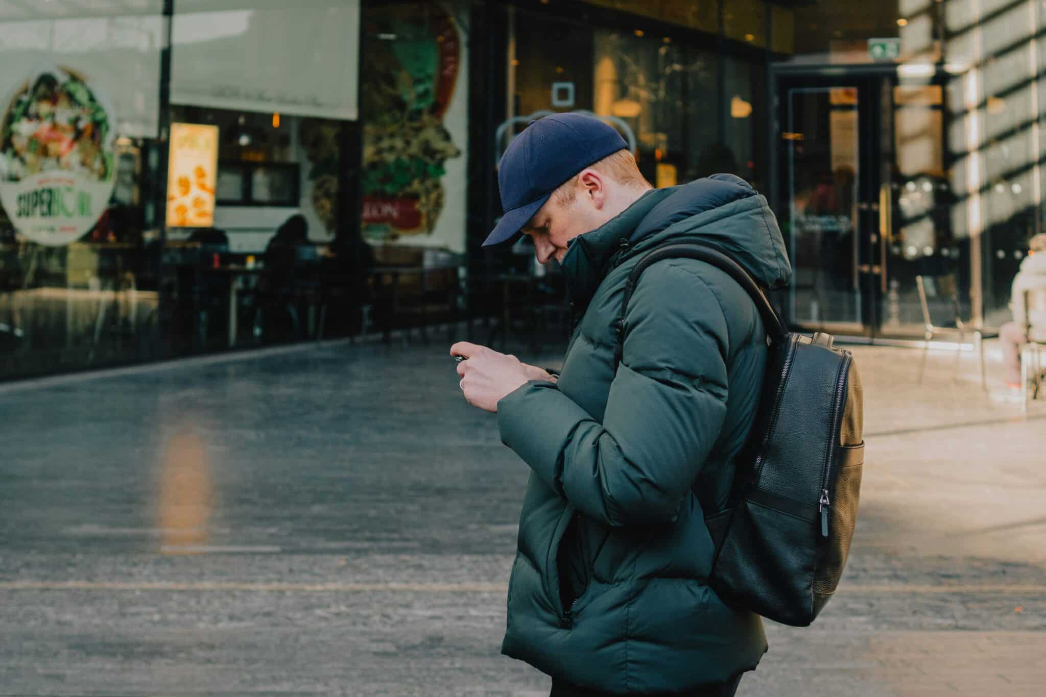 Naudojatės telefonu kavinėje ar viešajame transporte? Ekspertė įspėja apie retai aptariamą riziką