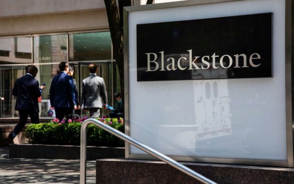 „Blackstone“ susidūrė su rekordiniu pasitraukimų antplūdžiu iš privataus kredito fondo
