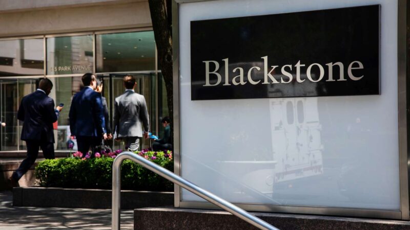 „Blackstone“ susidūrė su rekordiniu pasitraukimų antplūdžiu iš privataus kredito fondo