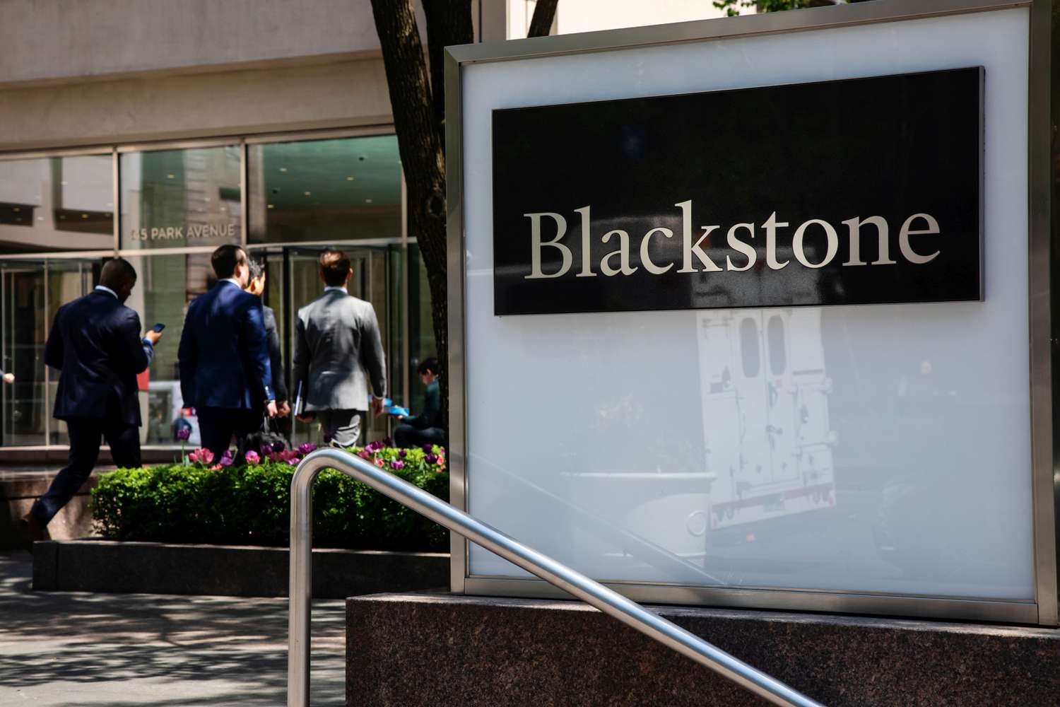„Blackstone“ susidūrė su rekordiniu pasitraukimų antplūdžiu iš privataus kredito fondo