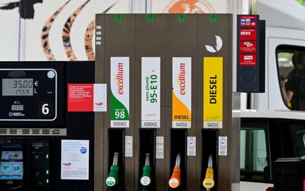 Kol Lietuvoje sprendimai stringa, Prancūzija jau skiria milijonus kuro kainoms