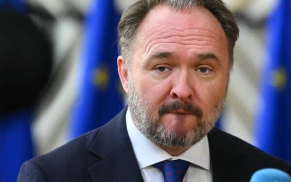 ES siunčia griežtą signalą: rusiškos energijos nebus, net jei kainos šoks dar aukščiau